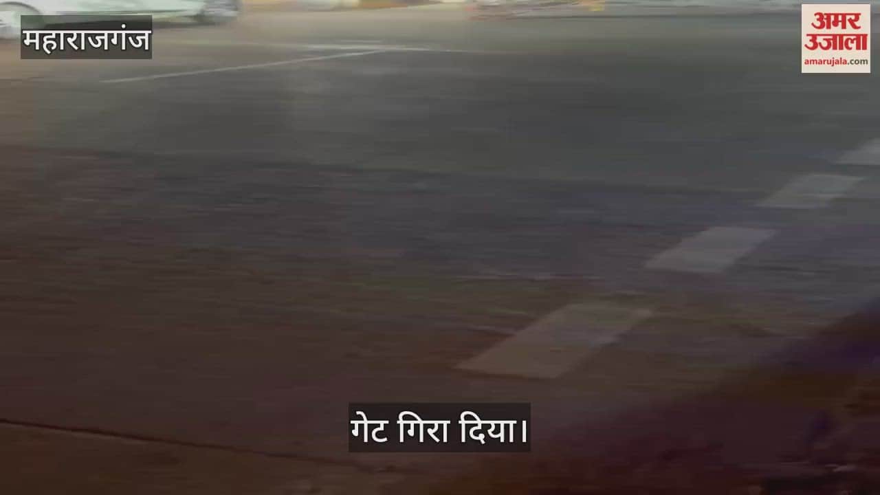 A truck loaded with straw demolished the welcome gate