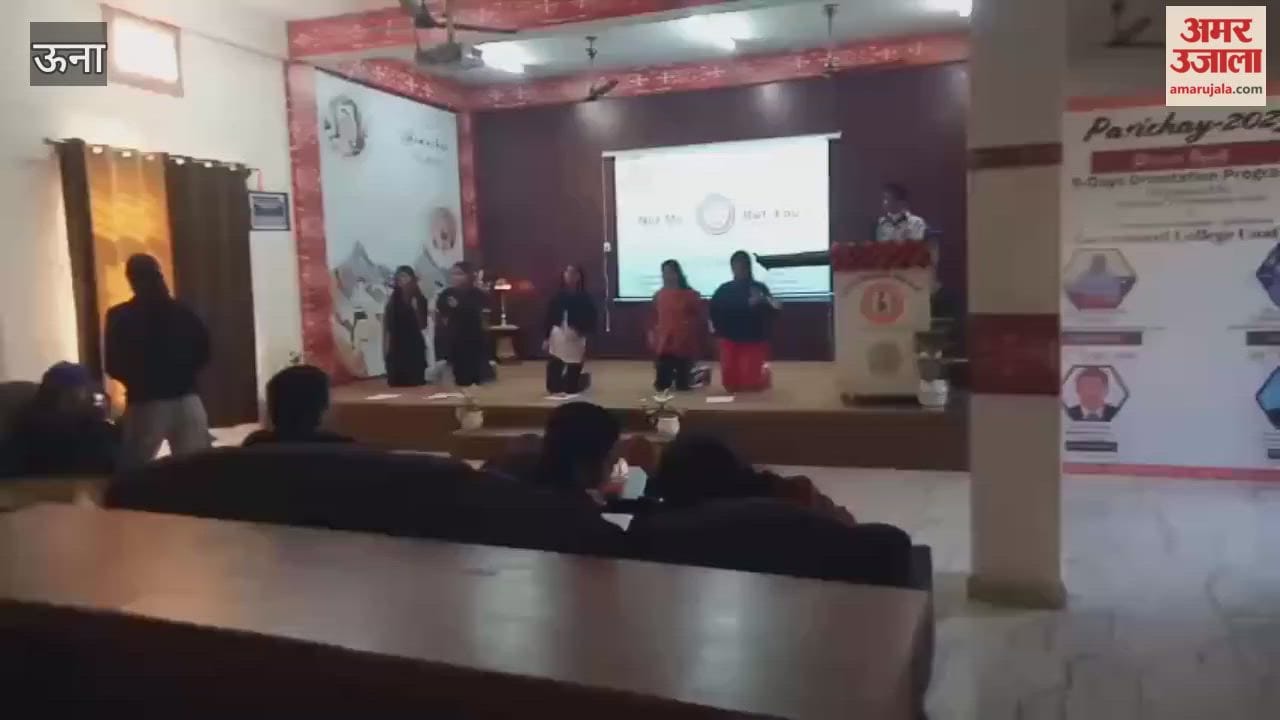 Una Akash Bhardwaj District Coordinator of PNB RSETI provided students with information about various banking schemes and facilities