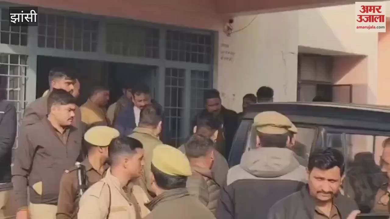 Jhansi: Deepnarayan remains silent on the action taken, police leave for jail, he was taken on remand to recover the stolen money.