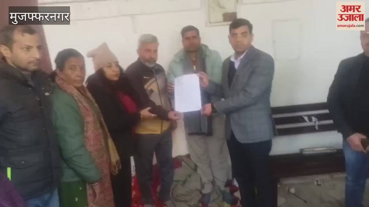 Muzaffarnagar: RTI activist ends strike by giving him coconut water