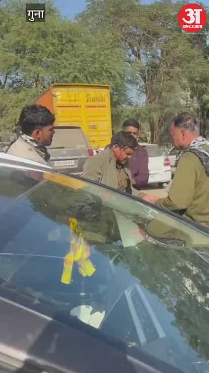 Four policemen injured in stone pelting on police, tension in the village, heavy police force deployed