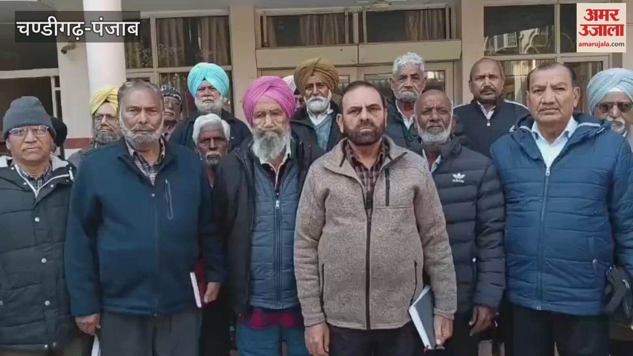 Pensioners protested against the government in Phagwara