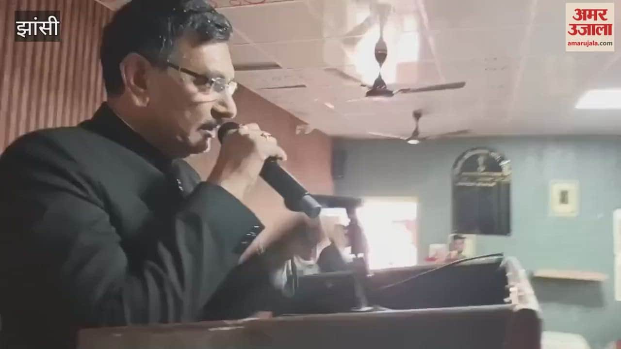 State Bar Council President Shiv Kishore Gaur reached Jhansi.