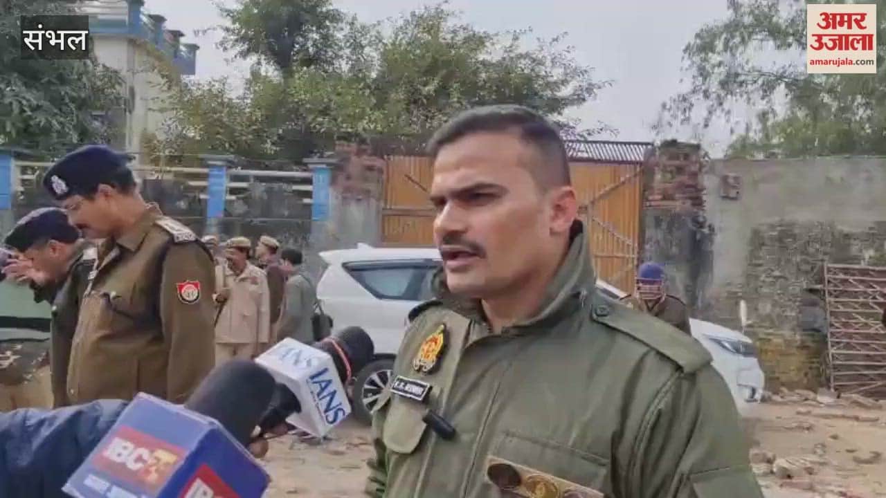 संभल में नोटिस मिलने पर लोगों ने खुद तोड़ी मस्जिद, प्रशासन की जेसीबी ने मदरसा तोड़ा