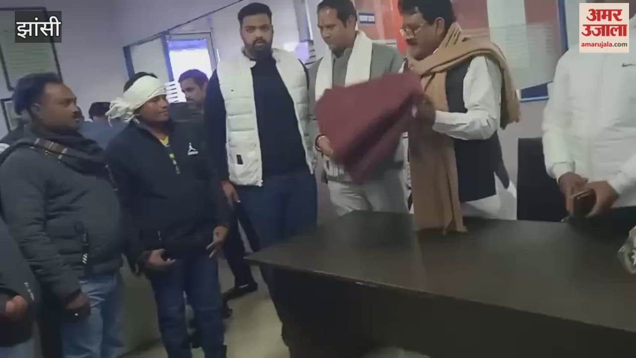 Jhansi: Blankets distributed to newspaper distributors at Amar Ujala office