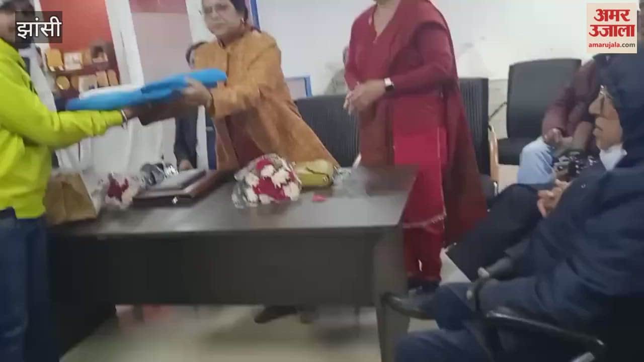 Jhansi: Blankets distributed to newspaper distributors; Dr. Kusum Pandey said a mega health camp will be organized soon.