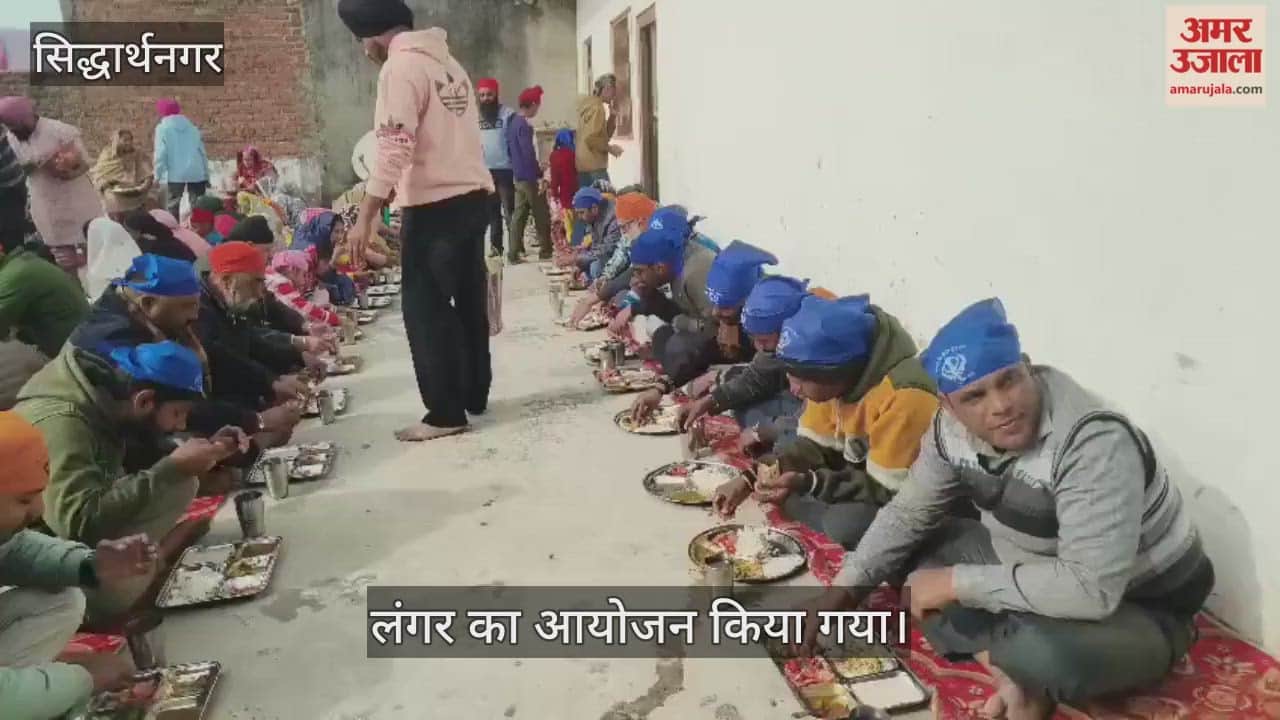 People arrived in large numbers to receive prasad at the langar.