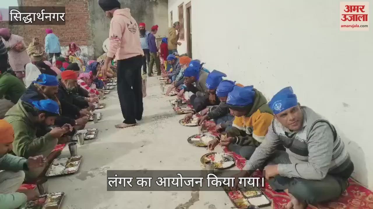 People arrived in large numbers to receive prasad at the langar.