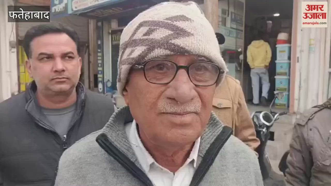 In Fatehabad's main market, there is only one toilet for 10,000 shopkeepers, causing inconvenience to customers as well.