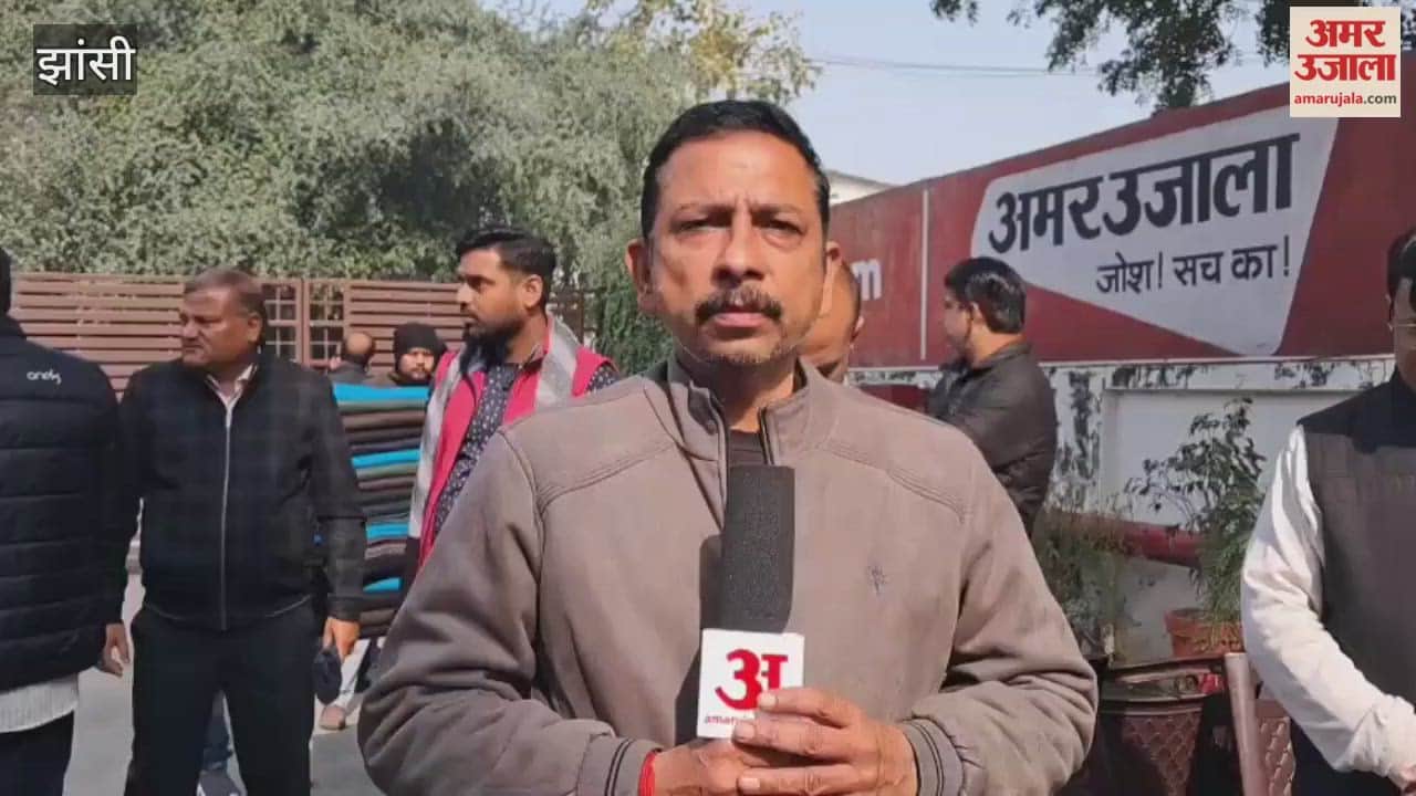 Blankets were distributed to the colleagues at the Jhansi Amar Ujala office.