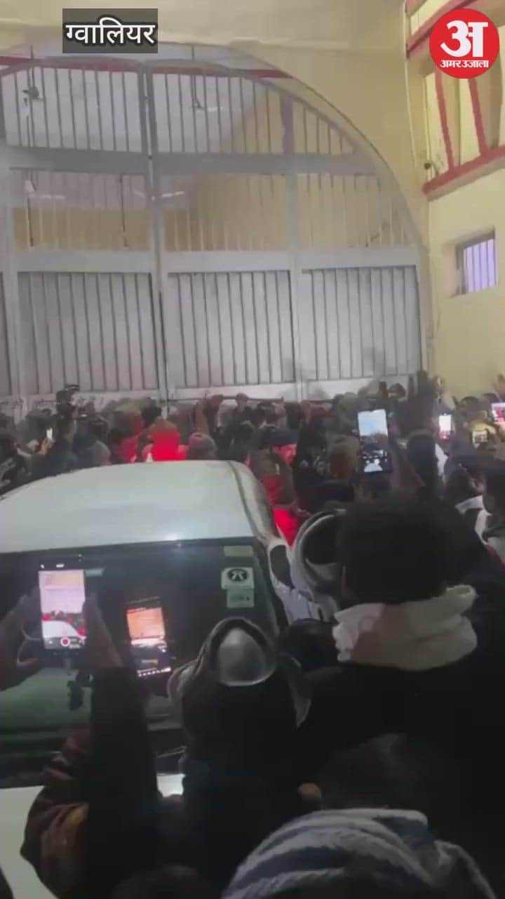 Gwalior News: Lawyer Anil Mishra released from jail at night after court order.