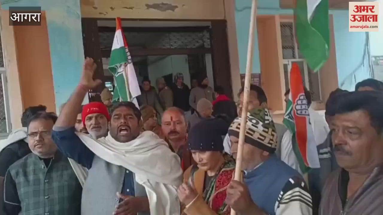 Congress Protests at Agra Municipal Corporation Over Civic Issues