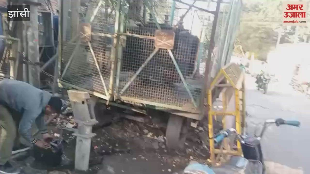 Jhansi: A trolley transformer has been sitting at the Awat Market intersection for months, requiring its removal after eight days.