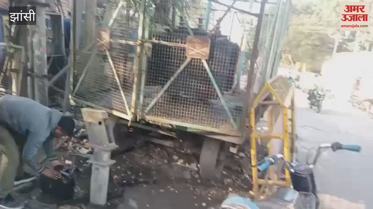 Jhansi: A trolley transformer has been sitting at the Awat Market intersection for months, requiring its removal after eight days.