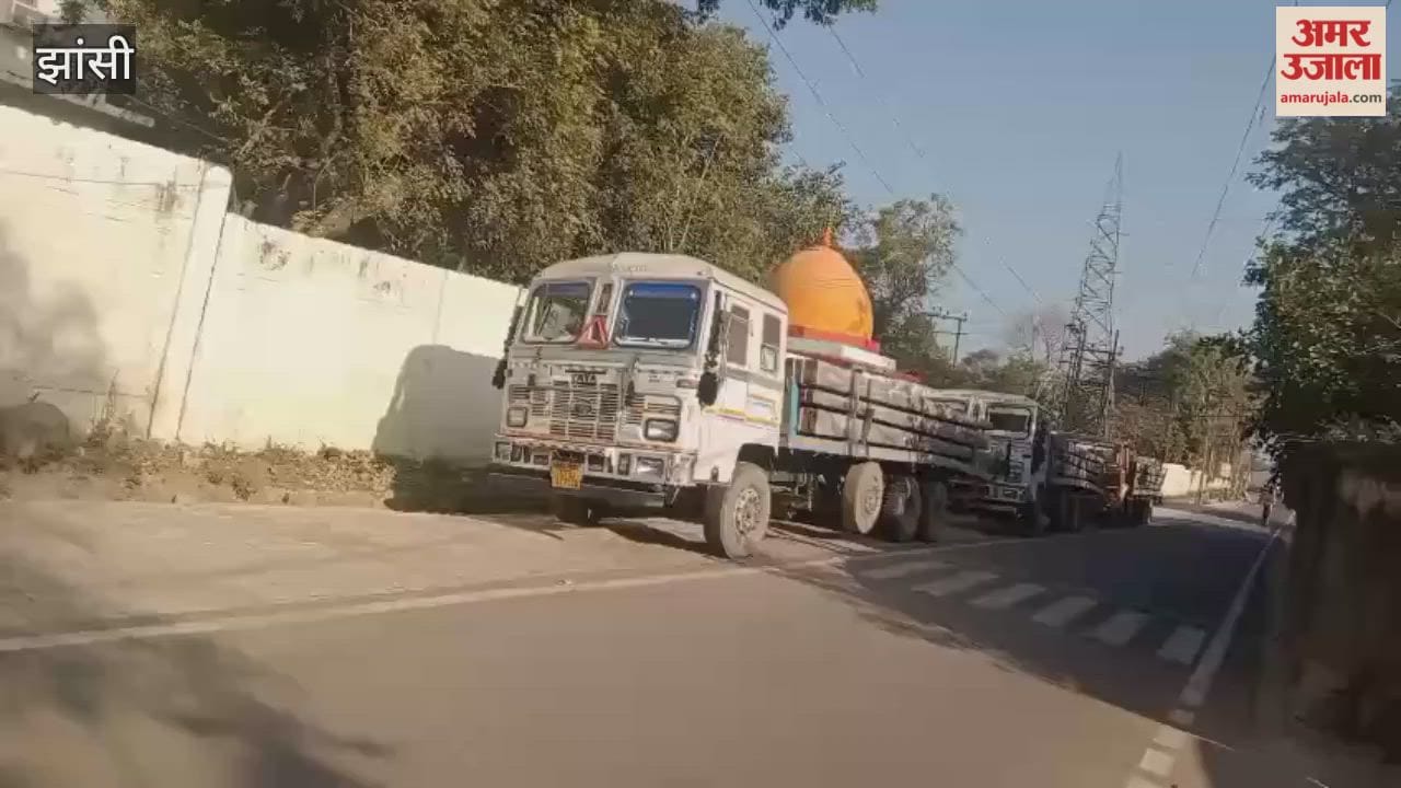 Jhansi: Three trucks have been stranded for 80 hours, and materials are not being taken due to a fault at the Hansari power storage facility.