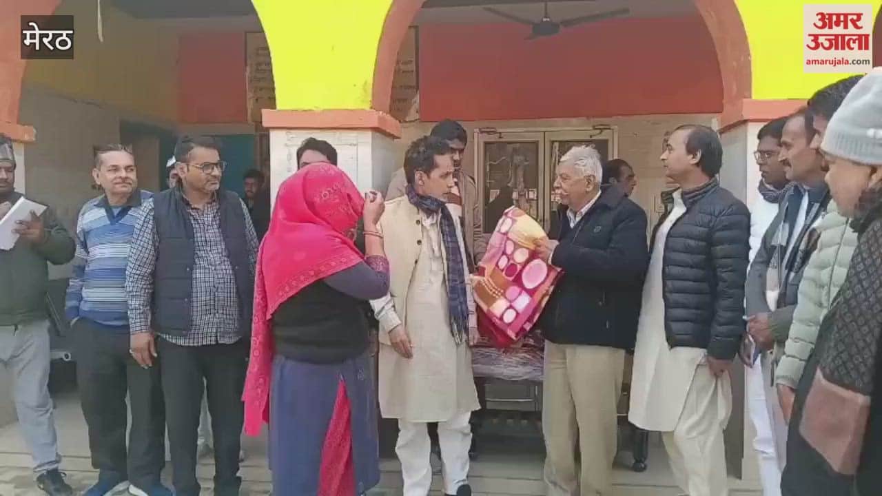 Meerut: Municipal chairman Akhil Kaushik distributed blankets to 50 sanitation workers