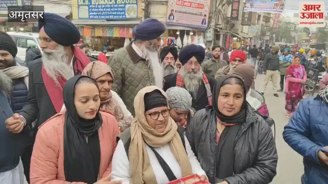 Shiromani Akali Dal Amritsar workers arrived at the SGPC office carrying bangles
