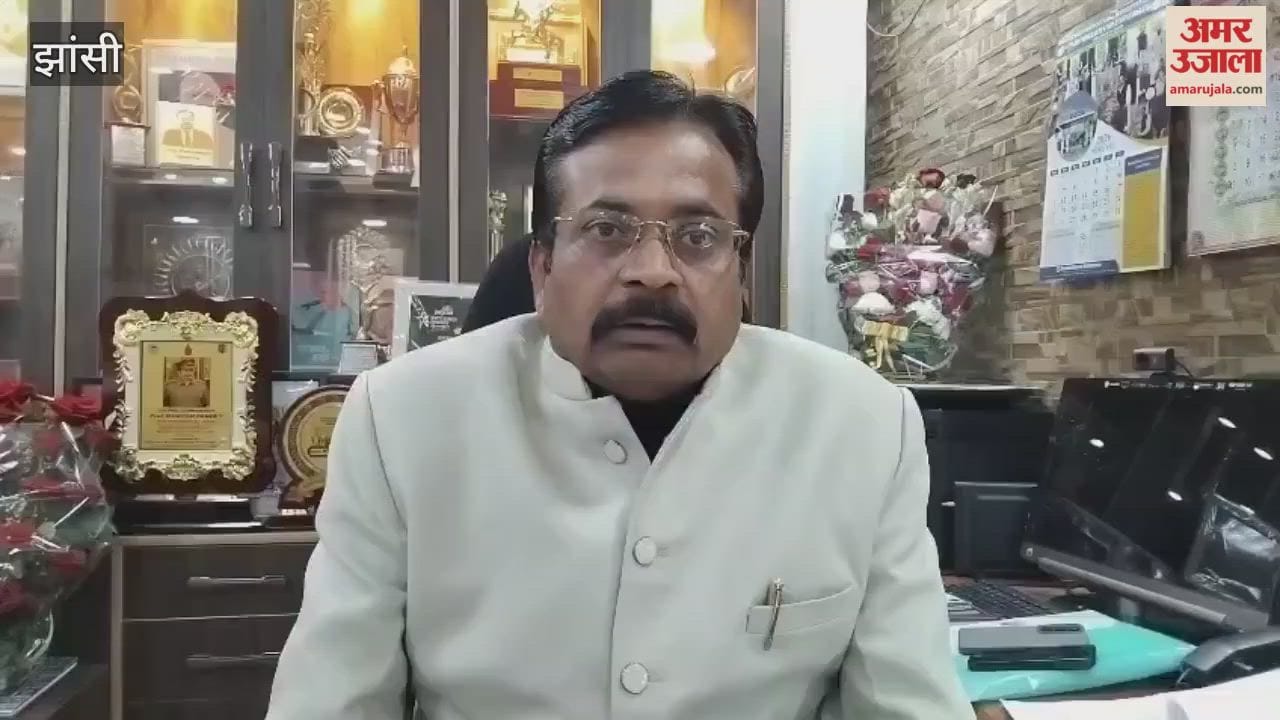 Jhansi University Vice Chancellor Mukesh Pandey said about newspapers that they help in developing general knowledge as well as personality of students.
