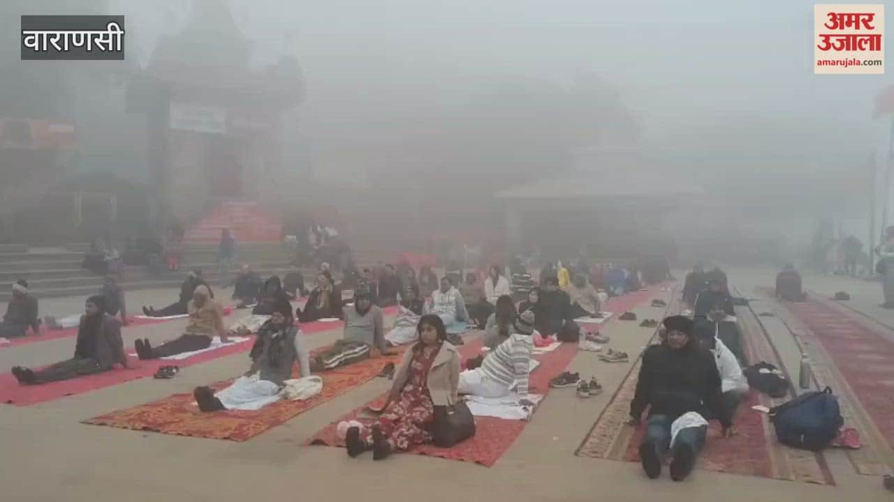 Dense fog in Varanasi darkness descended as early as 4 PM