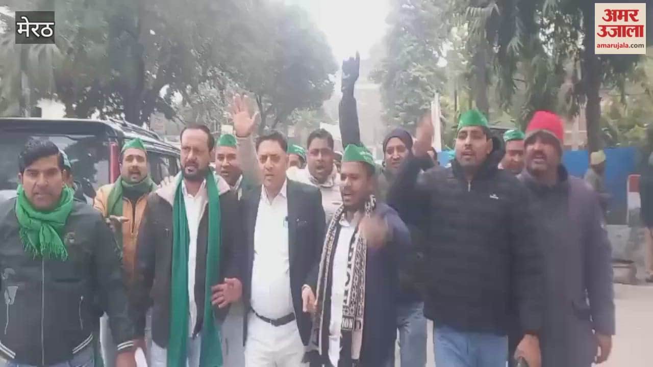 Meerut: BKU Kisan Union India protests at the Collectorate against land mafias