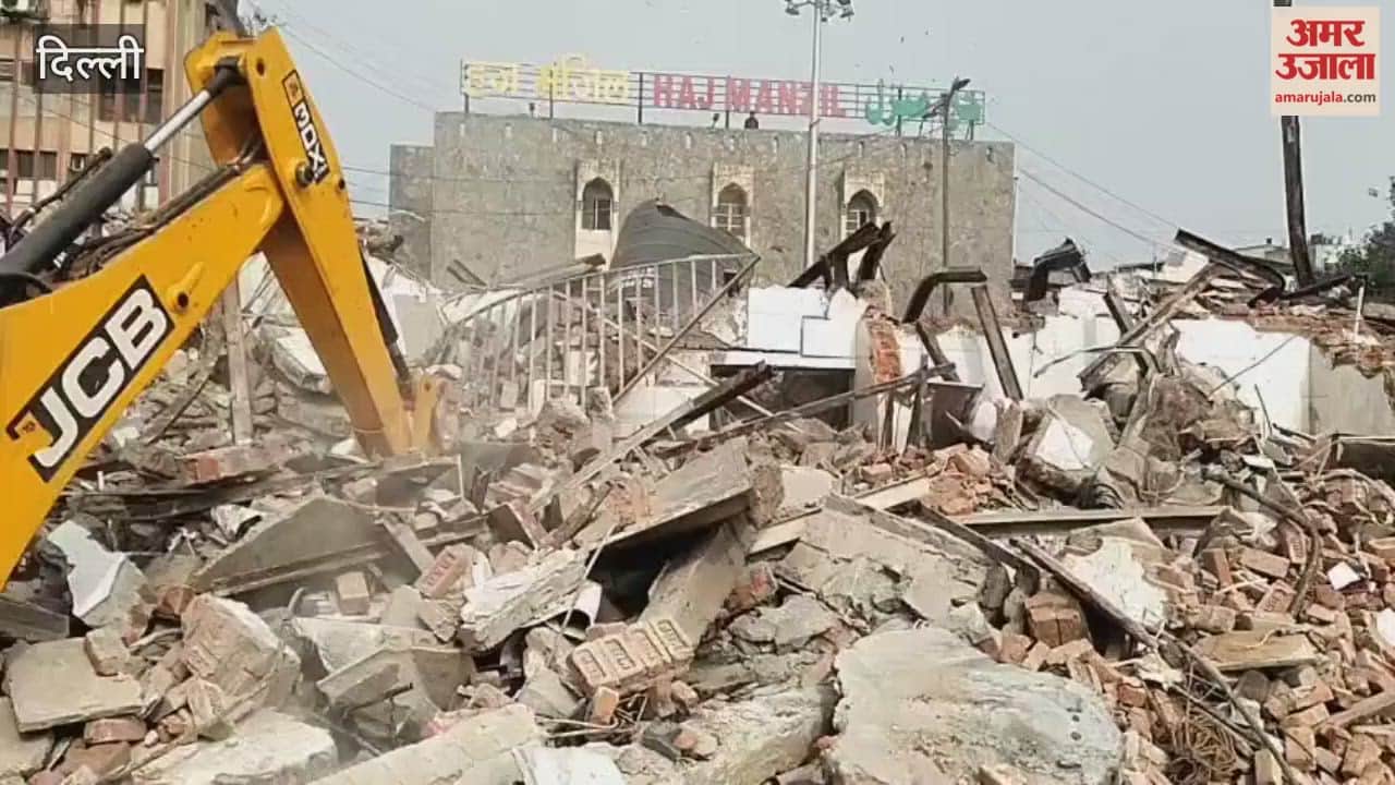 MCD's bulldozer action against encroachments near Faiz-e-Ilahi Mosque