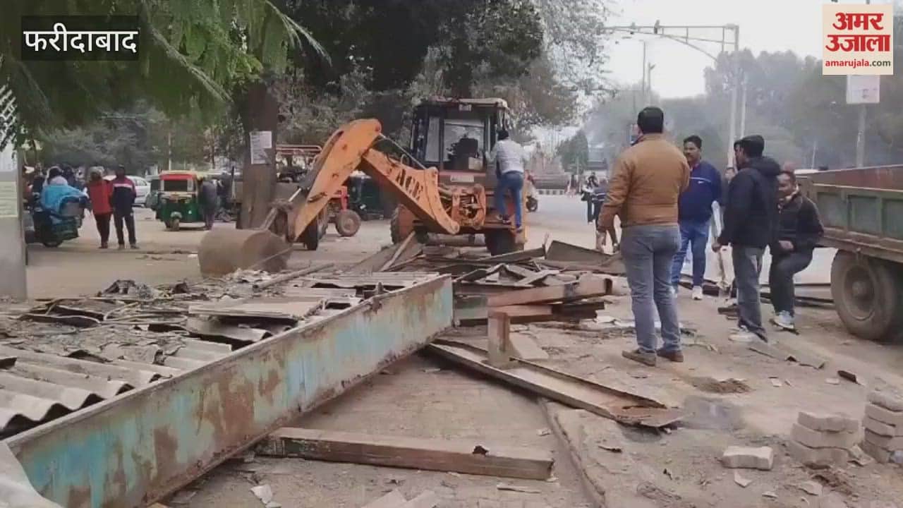 bus queue shelter built at BK Chowk in Faridabad was removed by the municipal corporation