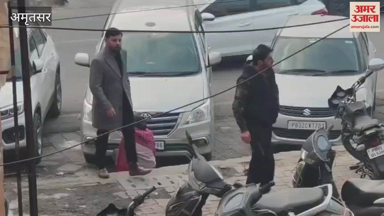 Teenage girls seen using drugs on street in Amritsar