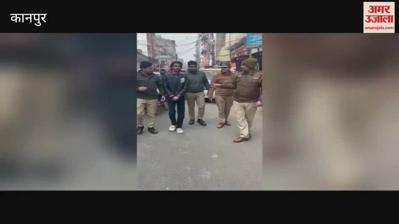 The police paraded the robber who had robbed a female police officer on foot