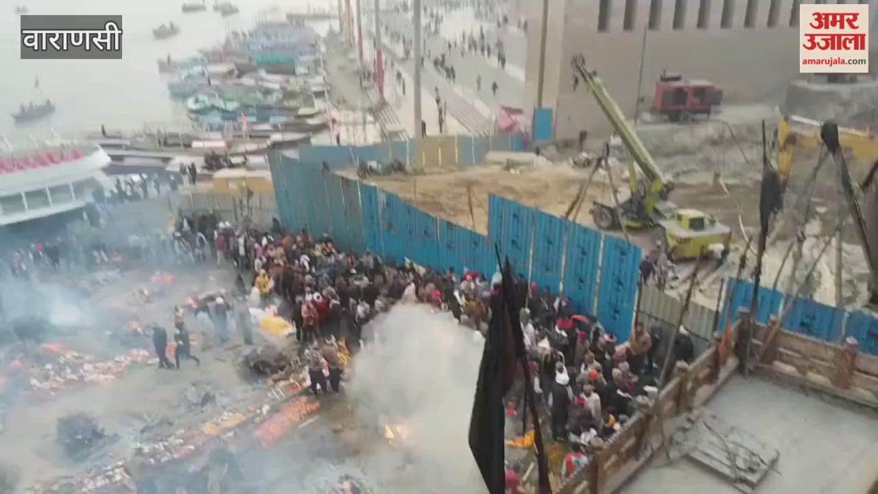 crowd of people gathered to cremate bodies at Manikarnika Ghat