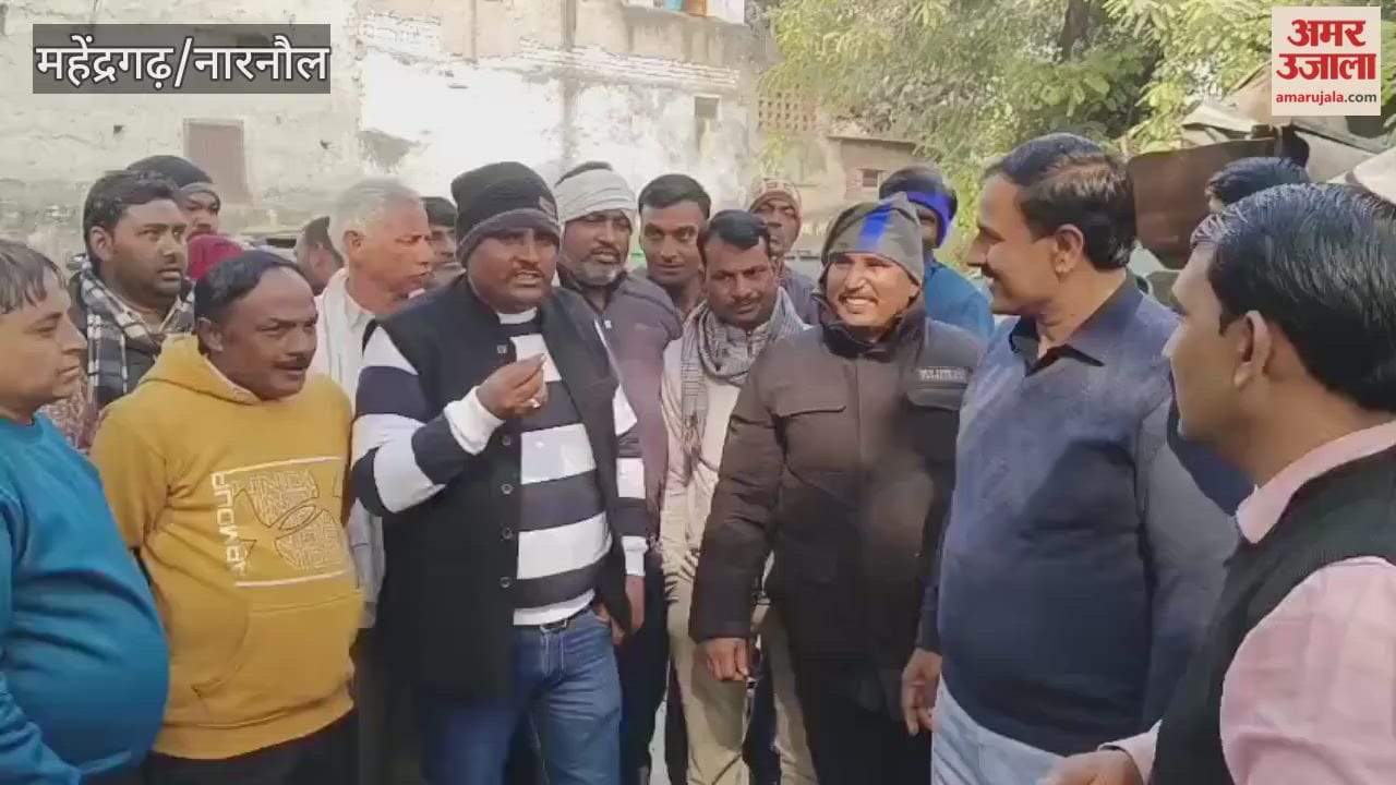 Sanitation workers in Narnaul staged a protest from the municipal council office to the mini-secretariat.