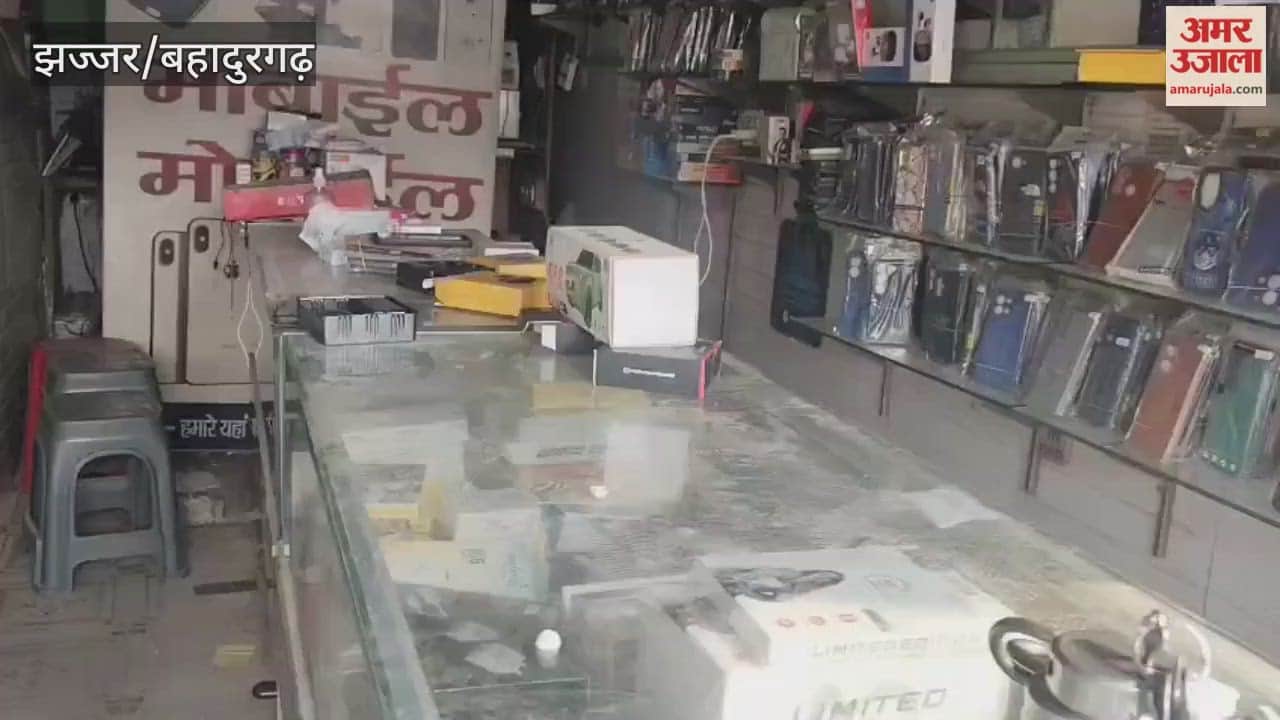 A mobile phone shop was robbed in the Silani Gate area of Jhajjar.