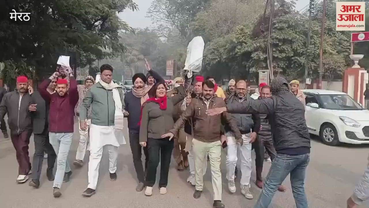 Meerut: Samajwadi Party workers protest in Kapsad over the kidnapping of a daughter and the murder of her mother; police seize effigy