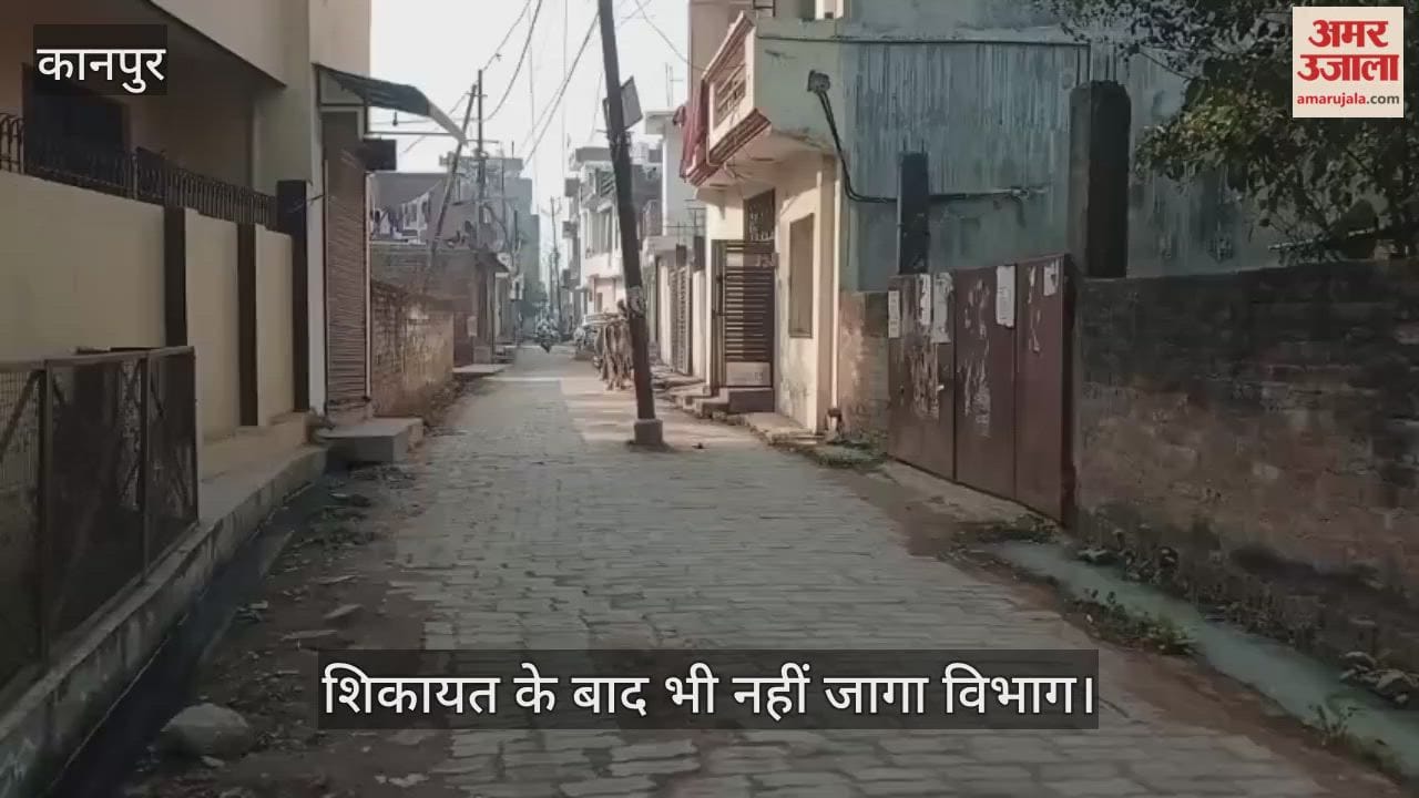 कानपुर: सड़क के बीचों-बीच केस्को के पोल, बारासिरोही नई बस्ती में खतरे का सफर