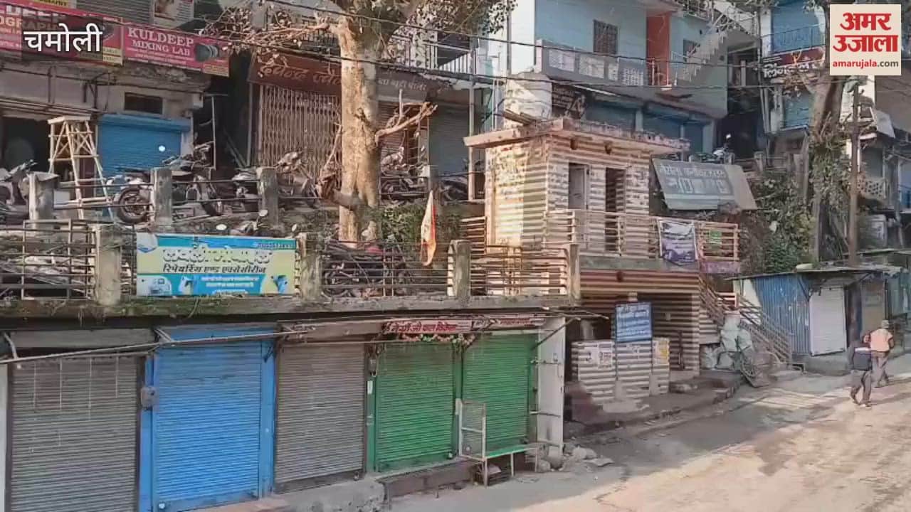 Shops remained closed in Karnaprayag due to a shutdown called in protest over the Ankita Bhandari case.