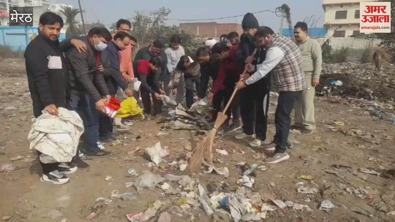 Meerut: People of Dhyanchand Nagar themselves picked up dead animals, expressed their displeasure towards the Municipal Corporation.