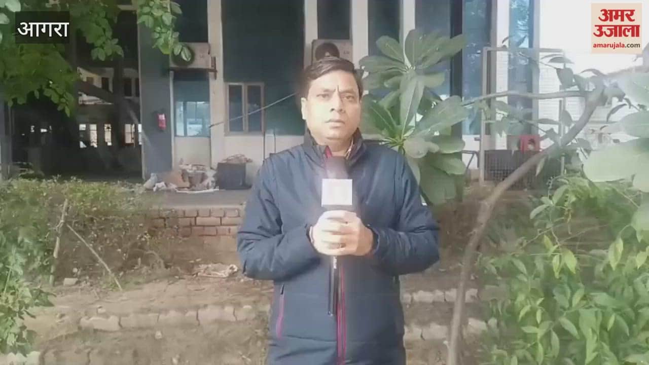 huge crowd gathered to see Taj Mahal