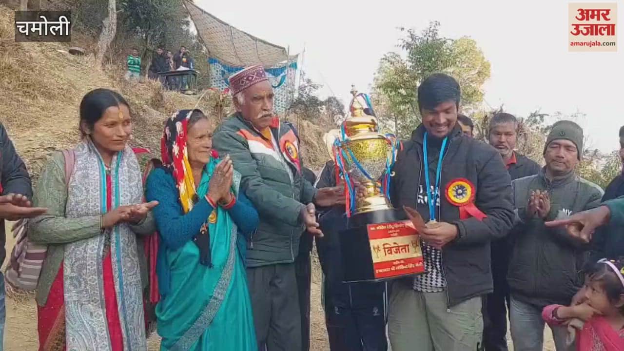 Karnprayag: The final of the late Mohit rural-level cricket tournament was held, and the Chaurasain team emerged as the winner.