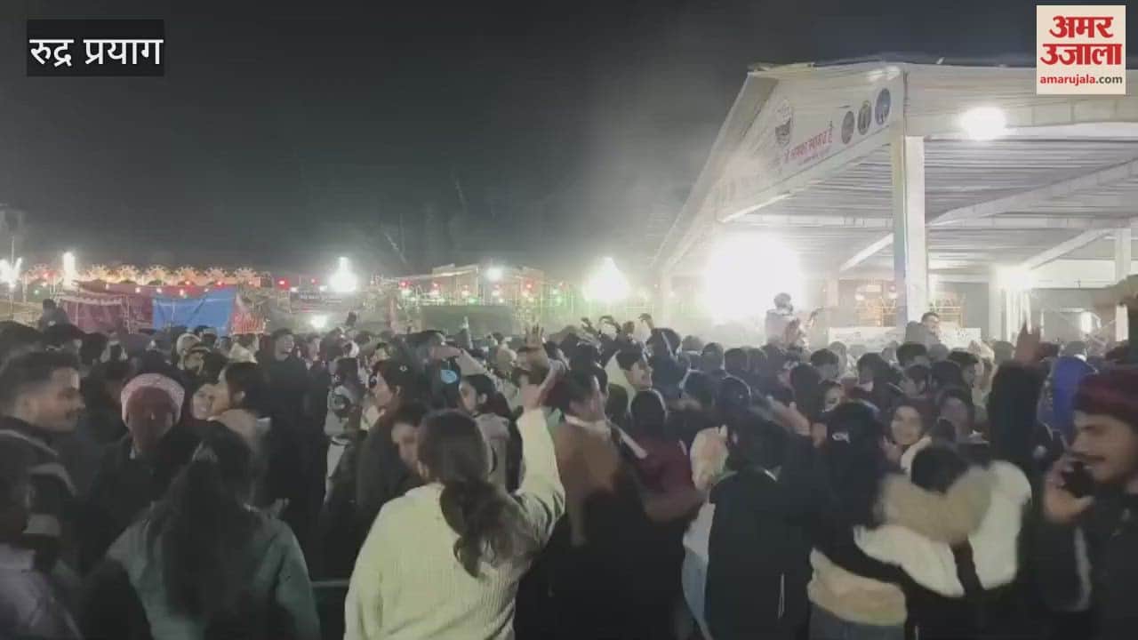 On the fifth day of the Rudranath festival, youngsters danced enthusiastically to the songs of Priyanka Mehar.