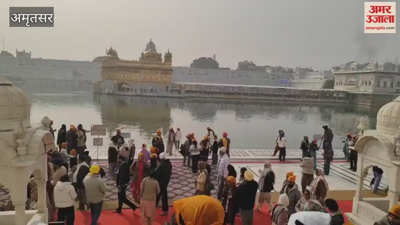 Punjabi singer Ravinder Grewal visited Harmandir Sahib with his family