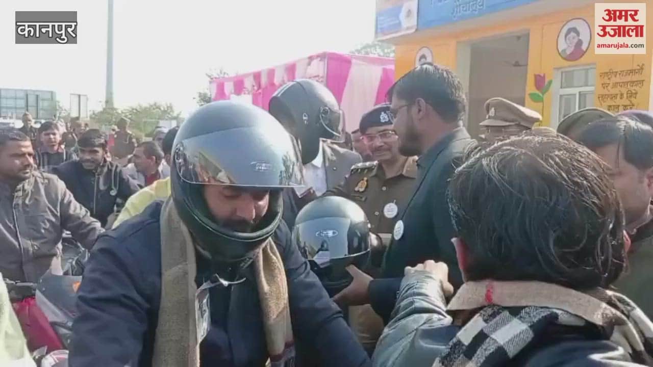 Kanpur: NHAI distributed free helmets on the highway.