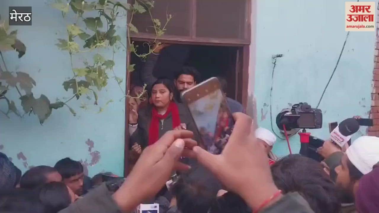 Meerut: Women showed bangles to officers