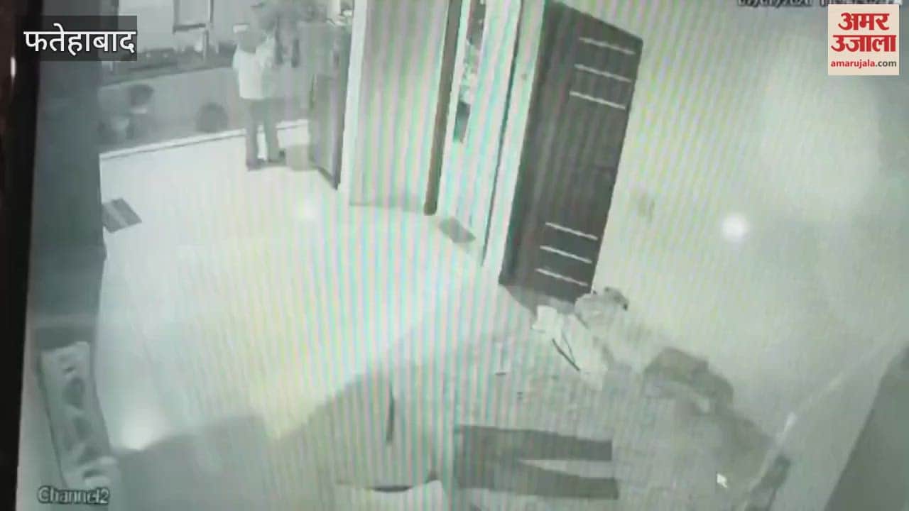thief stole jewelry and cash worth lakhs of rupees from the house of a sports department clerk in Tohana, Fatehabad; the incident was captured on CCTV