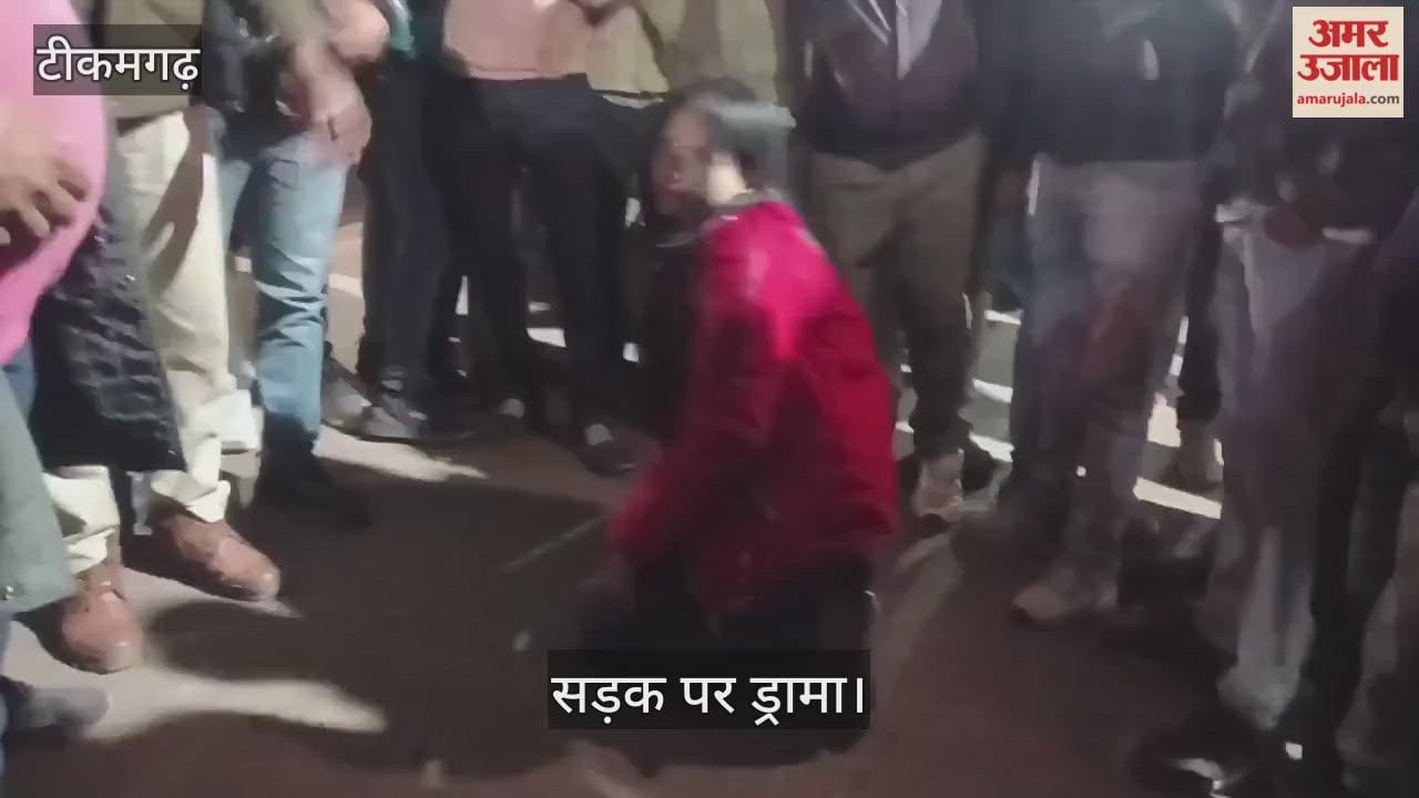 The girlfriend created a scene on the street for her boyfriend.