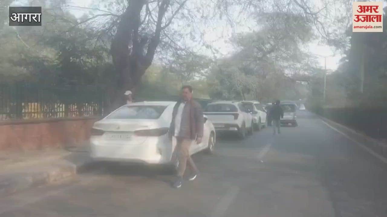 large crowd of tourists flocked to see Taj Mahal