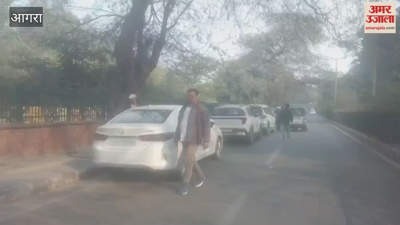 large crowd of tourists flocked to see Taj Mahal