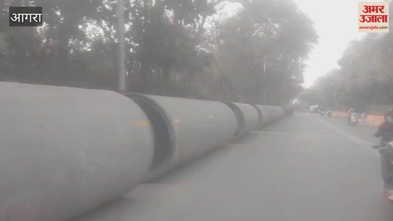 One lane of road leading to Taj Mahal is closed