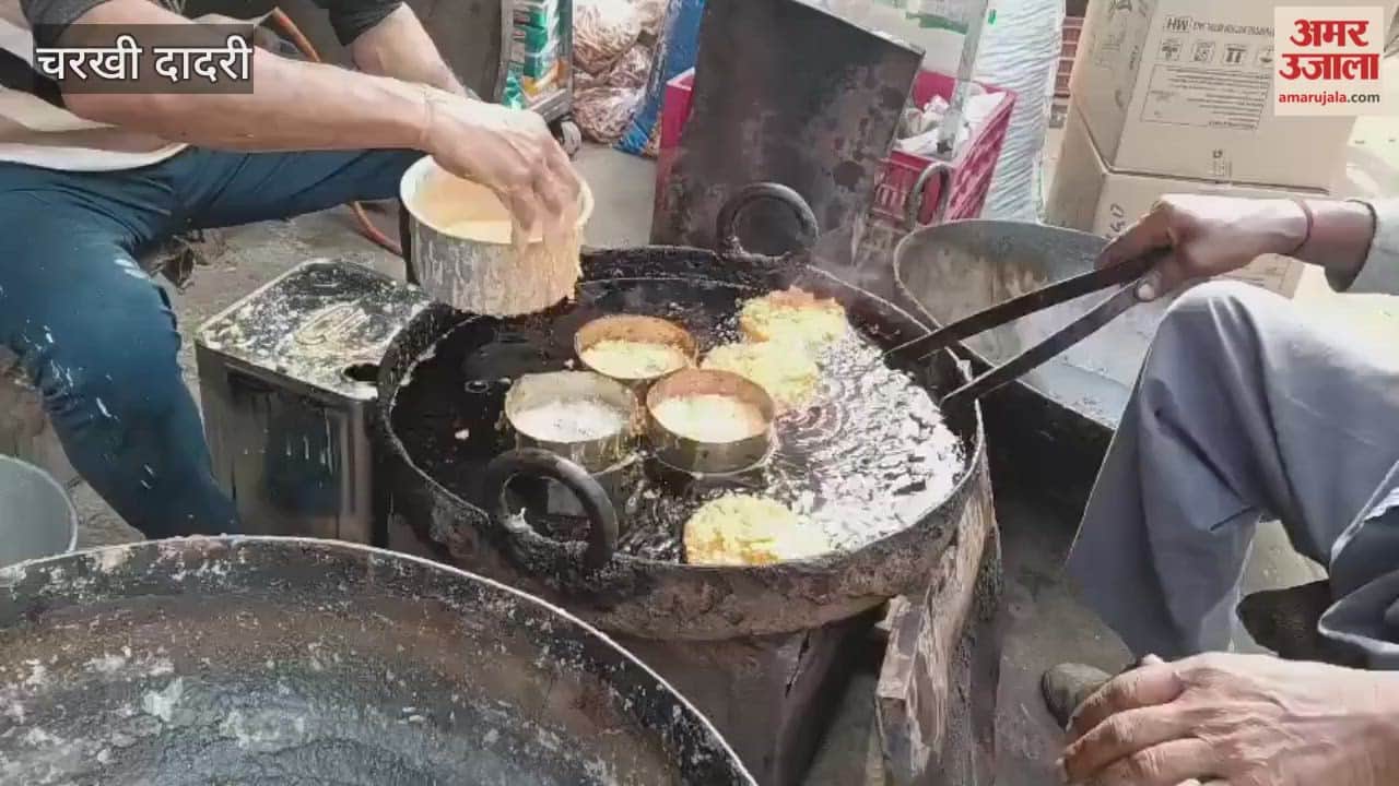 Confectioner making Ghevar