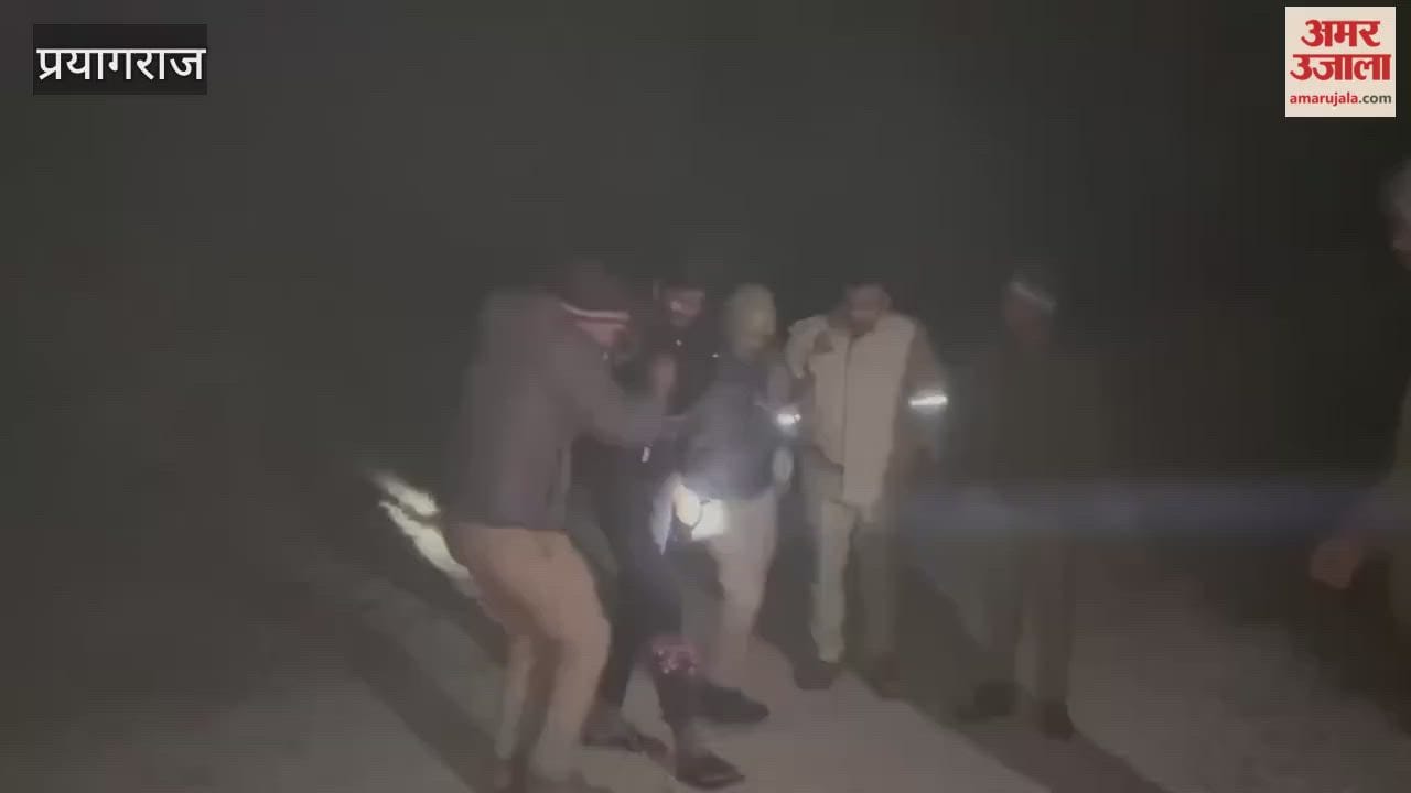 Police arrested two robbery accused in an encounter in Phulpur, one was shot in the leg.