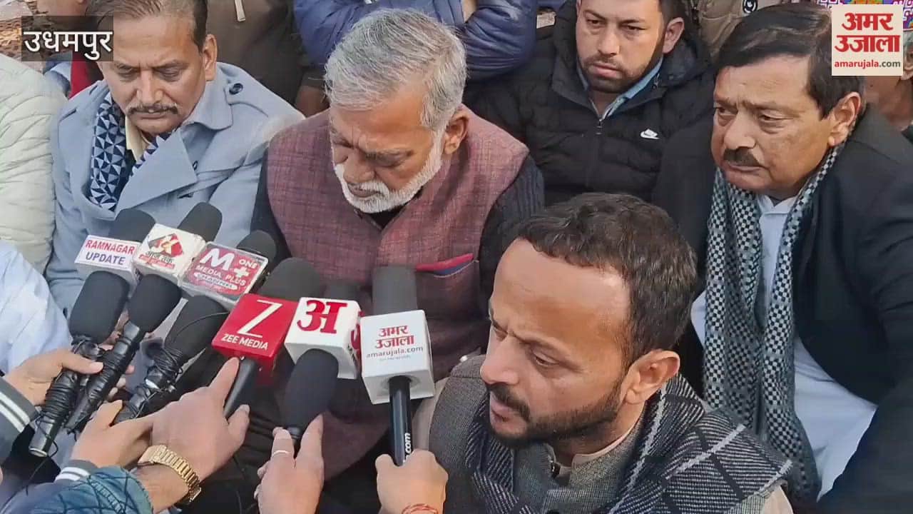 Congress staged a hunger strike outside the DC's office to protest the renaming of MNREGA.