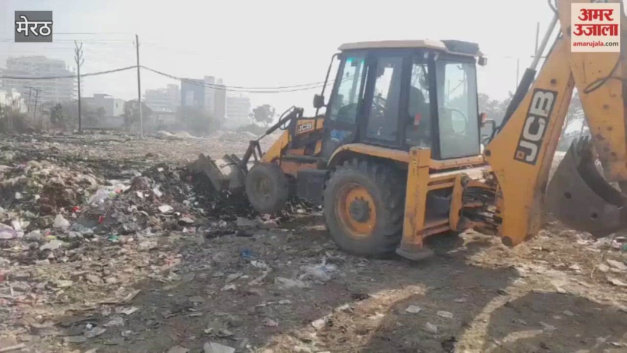 Meerut: Corporation collected garbage from Bijli Bamba bypass.